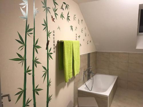 ein Bad mit einem Wandbild aus Bambus in der Unterkunft Ferienwohnung im Wonnegau Portugieser-Suite in Flörsheim-Dalsheim