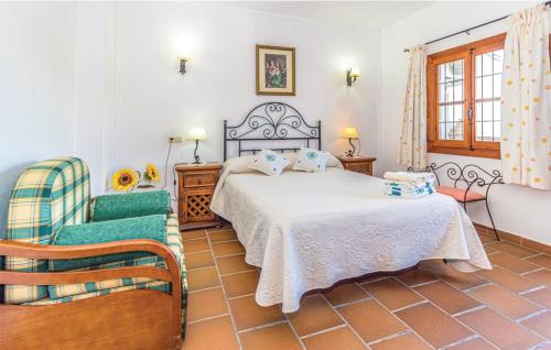 PerianaにあるCORTIJO LOS TULIPANESのベッドルーム1室(ベッド1台、椅子付)