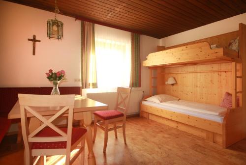 Ένα ή περισσότερα κρεβάτια σε δωμάτιο στο Almhaus Zauchensee