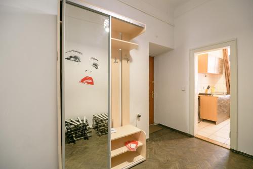 リヴィウにあるRed & Yellow Apartmentの女性の写真を用いたガラス張りの部屋
