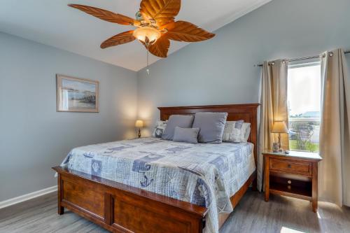 een slaapkamer met een bed en een plafondventilator bij Tranquil Seas in Saint Joe Beach
