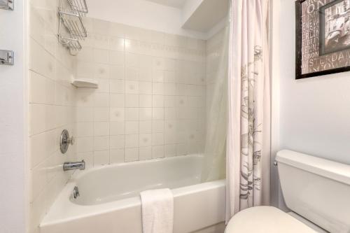 uma casa de banho com uma banheira branca e um WC. em The Nest em Gig Harbor