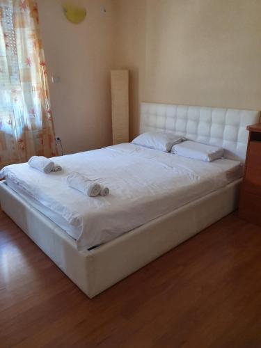 1 cama blanca grande con 2 almohadas en Petrov Apartment in Downtown - City Center 70m2, en Skopje