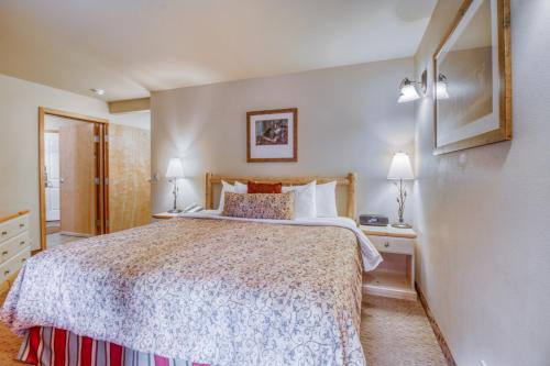 a bedroom with a large bed in a room at Icicle Village Resort 402: Juniper Studio in Leavenworth