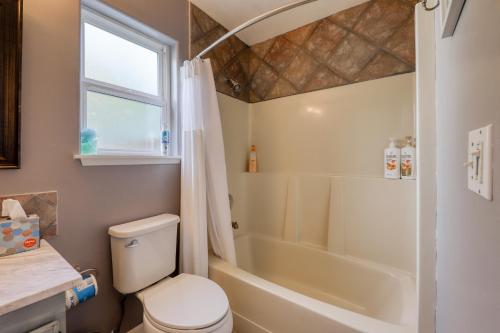 La salle de bains est pourvue de toilettes, d'une baignoire et d'une douche. dans l'établissement Heron Reach, à Gig Harbor