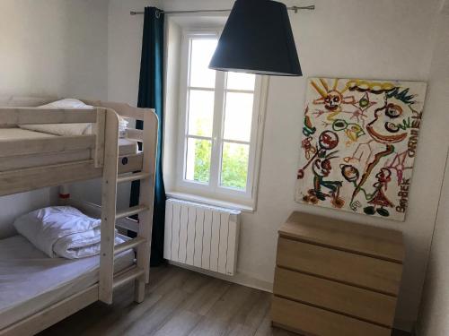 a bedroom with two bunk beds and a window at Gîte Le Margautier classé 3 étoiles proche Lamotte Beuvron in Saint-Viâtre