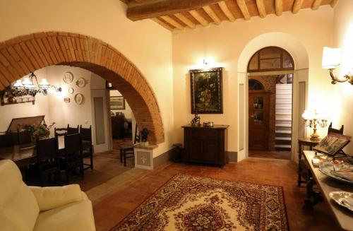 sala de estar con arco y comedor en I Tre Poderi 1872, en Treggiaia
