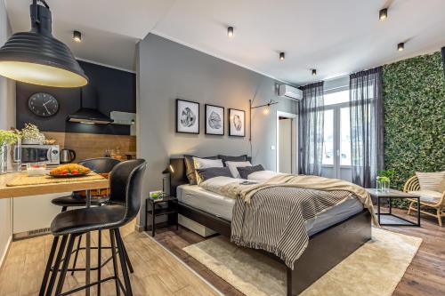 um quarto com uma cama, uma mesa e uma cozinha em Number 1 Apartments Rijeka em Rijeka