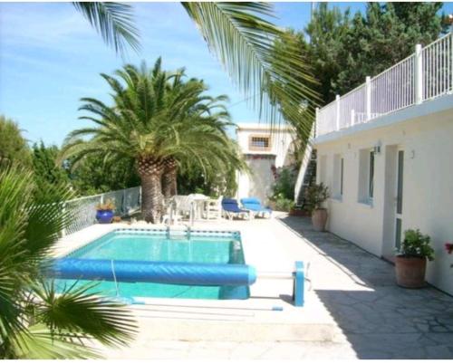 een zwembad in de achtertuin van een huis bij Haus mit Pool und Meerblick Altea in Altea