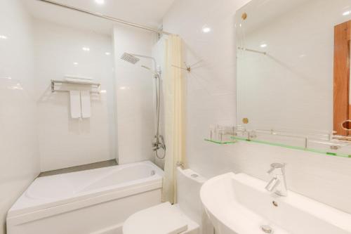 Phòng tắm tại Diamond Luxury Ben Thanh