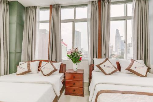 מיטה או מיטות בחדר ב-Diamond Luxury Ben Thanh