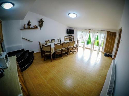 a dining room with a table and chairs at Casa la munte in Bilbor