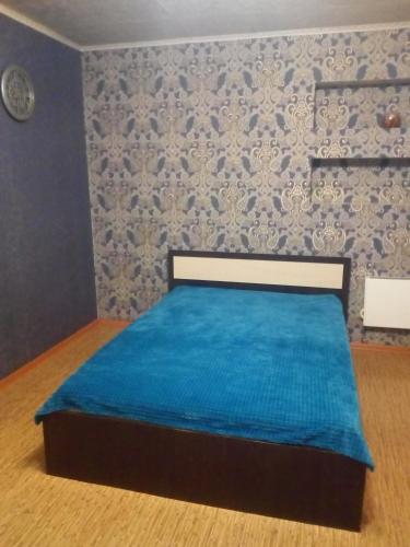 ノヴォクズネツクにあるсекция римского типаのベッドルーム1室(青いシーツと壁付)