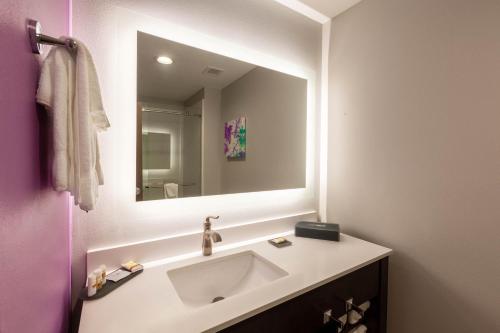 Ванная комната в La Quinta Inn & Suites by Wyndham Lafayette Oil Center