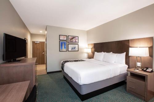 Кровать или кровати в номере La Quinta Inn & Suites by Wyndham Lafayette Oil Center