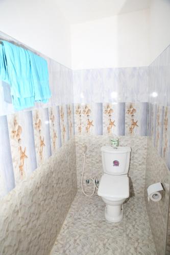 La salle de bains est pourvue de toilettes et d'une serviette murale. dans l'établissement River Forest Nest, à Ella