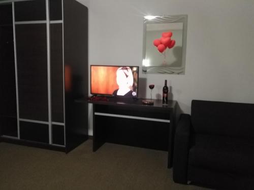 Телевизор и/или развлекательный центр в Hostal Costa De Marfil Suites & Apartamentos