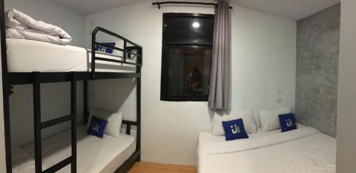 Katil atau katil-katil dalam bilik di Us Hostel Samui
