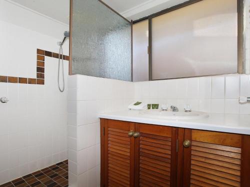 y baño con lavabo y espejo. en Riverview II 3, en Mooloolaba