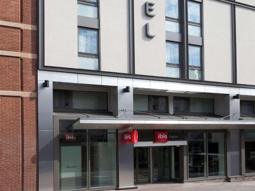 an external view of the building at ibis Brighton City Centre - Station in Brighton & Hove