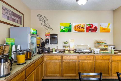 Кухня или мини-кухня в Quality Inn Sheboygan North I-43
