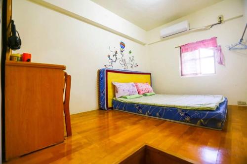 niewielka sypialnia z łóżkiem i oknem w obiekcie Lanyu Starrynight Homestay w mieście Lanyu