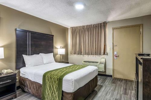 Llit o llits en una habitació de Econo Lodge Opelika