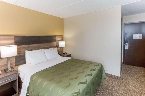 Postel nebo postele na pokoji v ubytování Quality Inn & Suites Plattsburgh