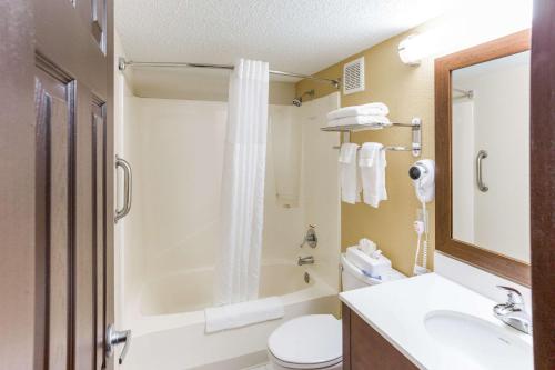 Ванная комната в Quality Inn & Suites Plattsburgh