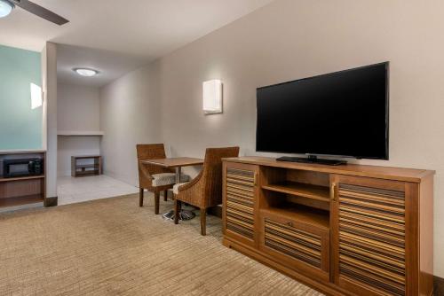 En tv och/eller ett underhållningssystem på Seafarer Inn & Suites, Ascend Hotel Collection