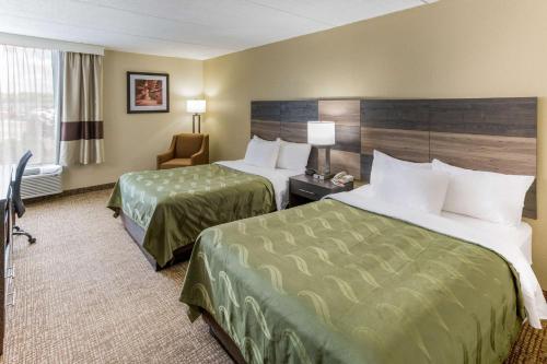 Postel nebo postele na pokoji v ubytování Quality Inn & Suites Plattsburgh
