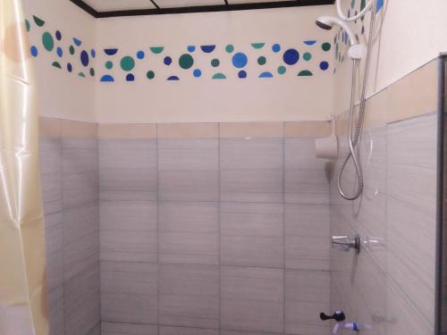 y baño con ducha y cortina de ducha. en Hwan Dynasty Suite en El Nido