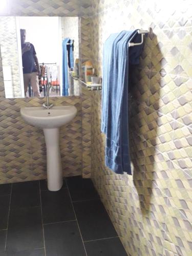 a bathroom with a sink and a mirror at Appartement vue sur mer in Toubab Dialaw