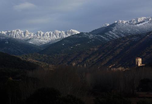 Pemandangan gunung umum atau pemandangan gunung yang diambil dari the country house