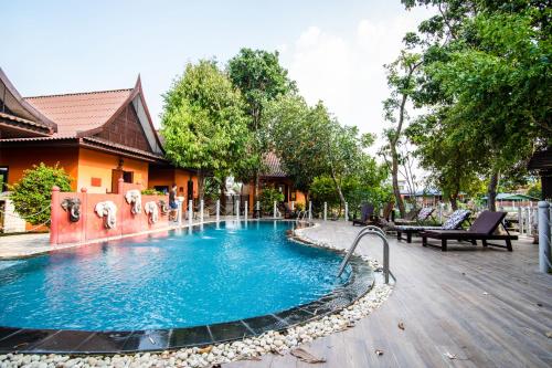 Bazén v ubytování Pludhaya Resort & Spa nebo v jeho okolí