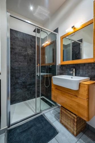 une salle de bain avec un lavabo et une douche dans l'établissement Centre, deux pièces, calme, terrasse plein sud, à Nice
