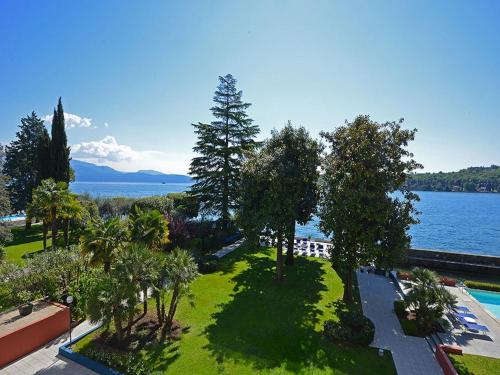 サロにあるHotel Salò du Parcの木々と水の公園の空中風景