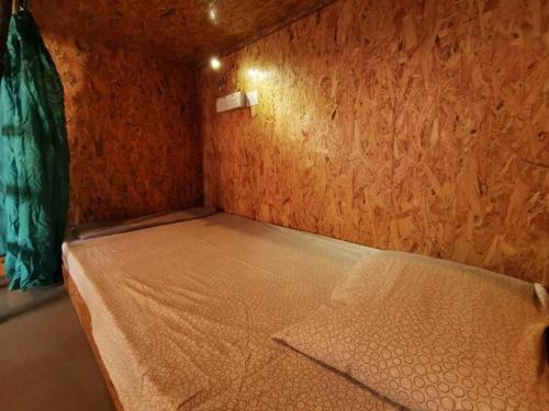 Postel nebo postele na pokoji v ubytování Agosto Taman Negara Hostel