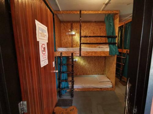 Postel nebo postele na pokoji v ubytování Agosto Taman Negara Hostel