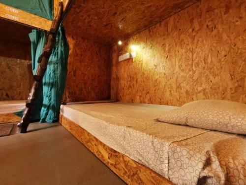Agosto Taman Negara Hostel في كوالا تاهان: غرفة نوم مع سرير بطابقين في غرفة