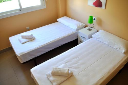A bed or beds in a room at Brisas A1, 2 dormitorios, playa a 50m, by Bookindenia