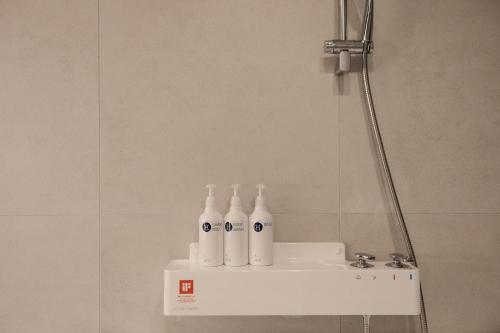 Salle de bains dans l'établissement H hotel Gasan