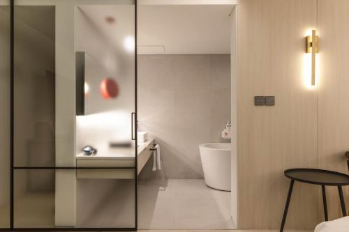 Salle de bains dans l'établissement H hotel Gasan