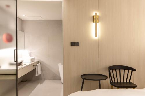 Un ou plusieurs lits dans un hébergement de l'établissement H hotel Gasan