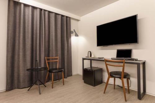Télévision ou salle de divertissement dans l'établissement H hotel Gasan
