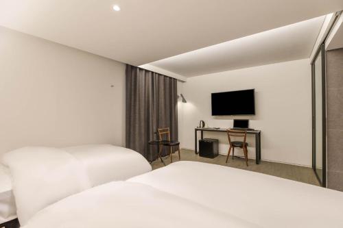 Télévision ou salle de divertissement dans l'établissement H hotel Gasan