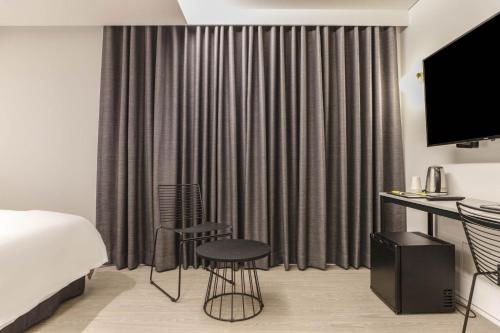 Télévision ou salle de divertissement dans l'établissement H hotel Gasan
