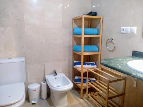 Een badkamer bij Bright spacious 2 BDR Apt, near Arenal beach Javea , + FREE parking