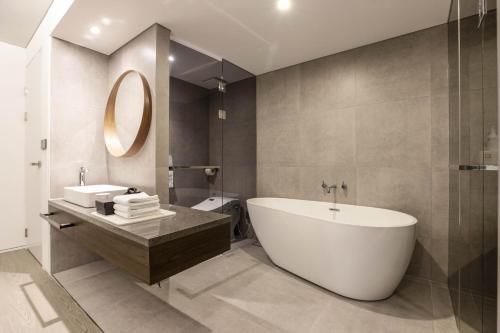 Salle de bains dans l'établissement H hotel Gasan