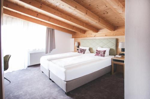 Un pat sau paturi într-o cameră la Der Dolomitenhof - Tristach